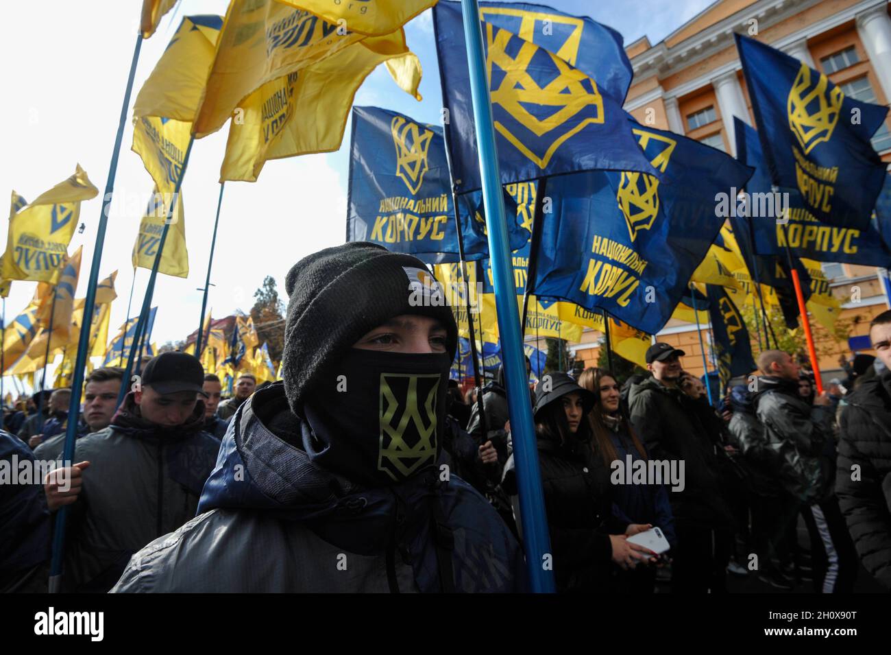 Kiew, Ukraine. Oktober 2021. Mitglieder der nationalistischen Bewegungen nehmen am Marsch der Nation zum Tag des Verteidigers der Ukraine und dem Jahrestag der Ukrainischen Aufständischen Armee (UPA) Teil. Ukrainische Aufständische Armee kämpfte für die Unabhängigkeit der Ukraine gegen die sowjetische Rote Armee und die Nazis während des Zweiten Weltkriegs Seit 2021, am 14. Oktober, haben auch die Ukrainer diesen Tag als den Tag der Verteidiger der Ukraine bezeichnet. Kredit: SOPA Images Limited/Alamy Live Nachrichten Stockfoto