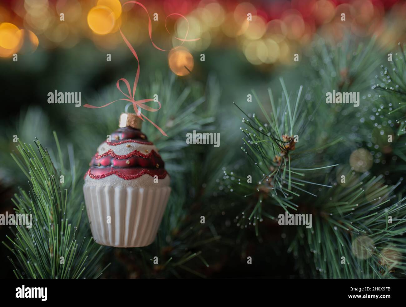 Weihnachtsdekoration mit schönen Bokeh-Lichtern auf dem Hintergrund. Stockfoto