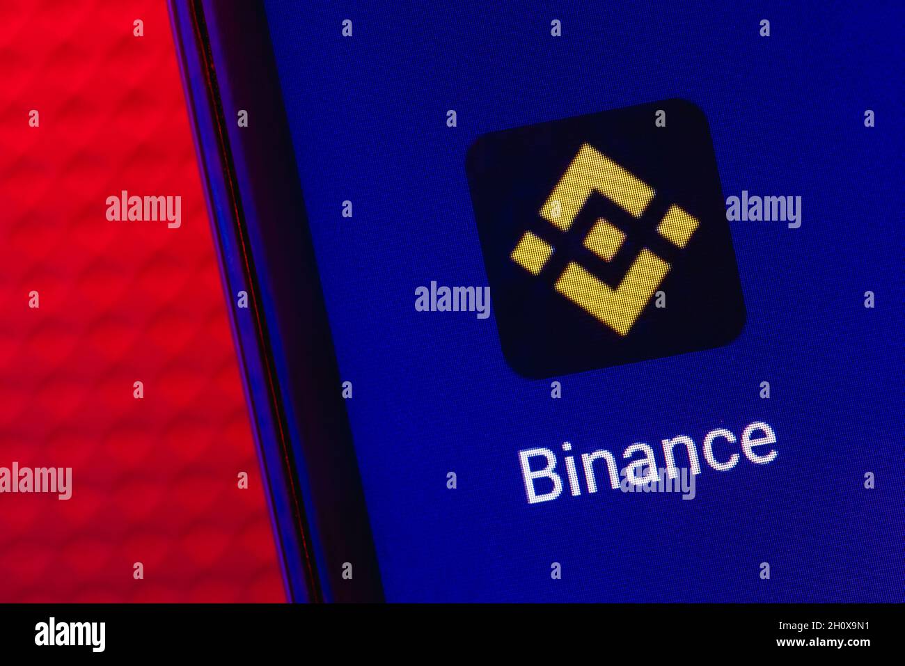 Binance ist eine Kryptowährungsbörse, die eine Plattform für den Handel mit verschiedenen Kryptowährungen bietet. Binance-App auf dem Smartphone-Bildschirm. Stockfoto