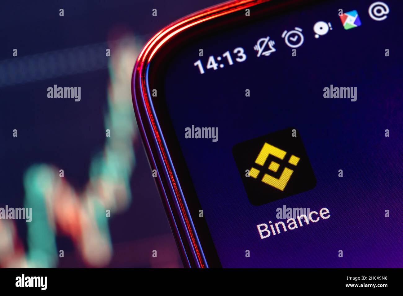 Binance ist eine Kryptowährungsbörse, die eine Plattform für den Handel mit verschiedenen Kryptowährungen bietet. Binance-App auf dem Smartphone-Bildschirm. Stockfoto