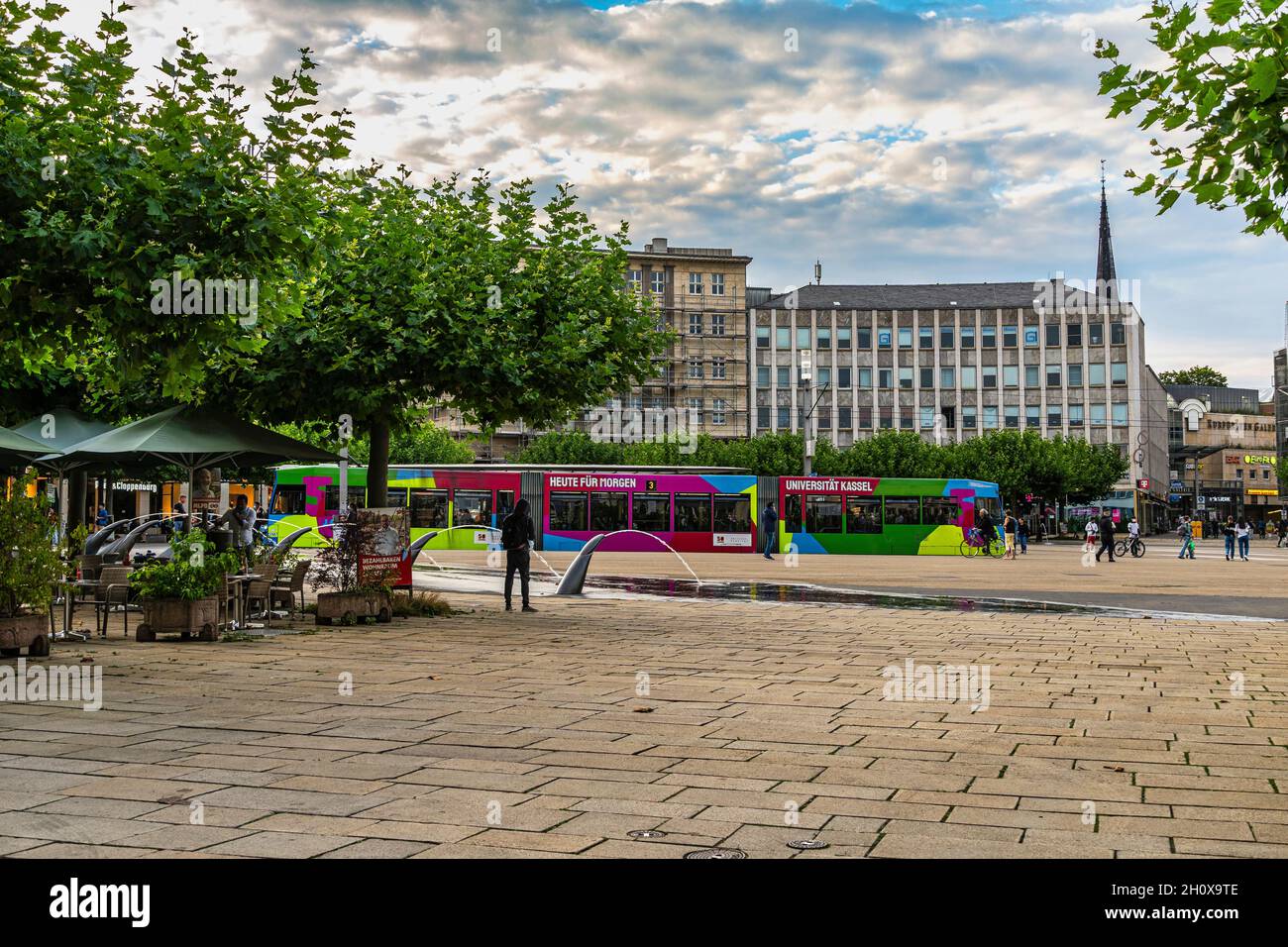 Die farbenfrohe Stadtbahn fährt am Königsplatz, dem Hauptplatz in der Kasseler Innenstadt, an. Kassel, Hessen, Deutschland, Europa Stockfoto