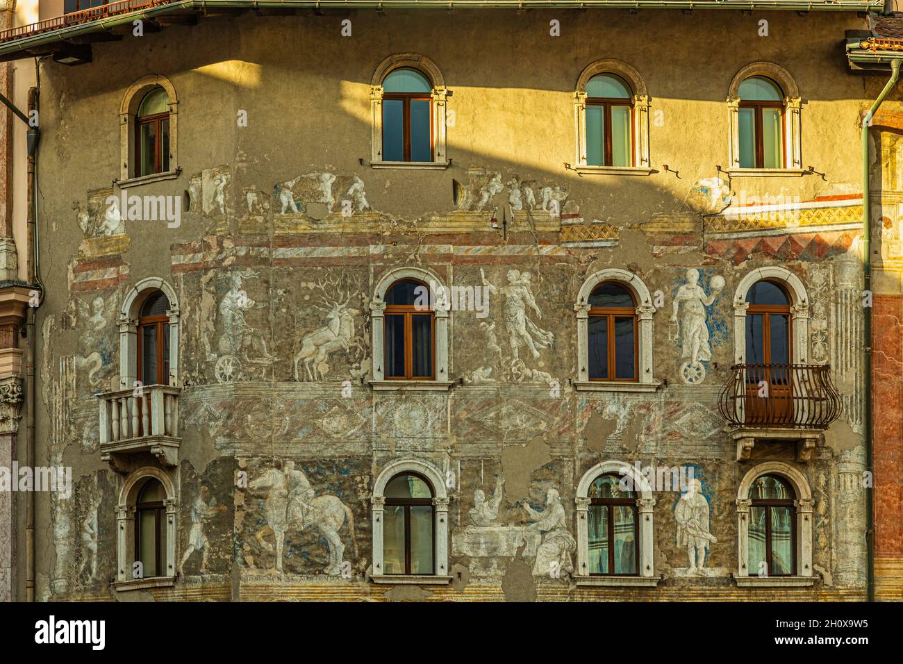 Fresken an der Fassade eines historischen Hauses auf der Piazza Duomo in Trient. Trient, autonome Provinz Trient, Trentino-Südtirol, Italien, Europa Stockfoto