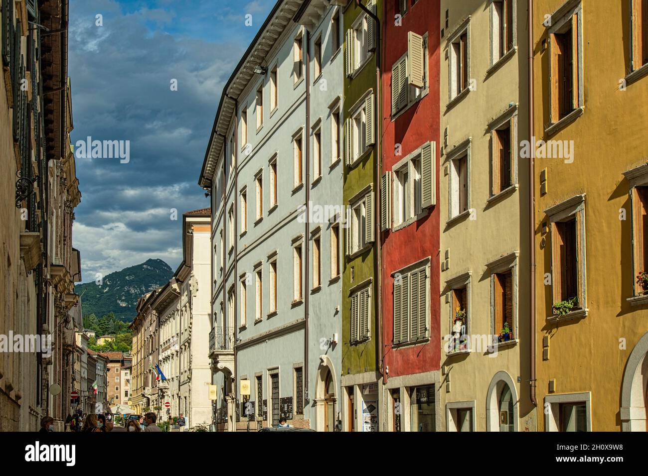 Fassaden von antiken Gebäuden im historischen Zentrum der Stadt Trient. Trient, autonome Provinz Trient, Trentino-Südtirol, Italien, Europa Stockfoto