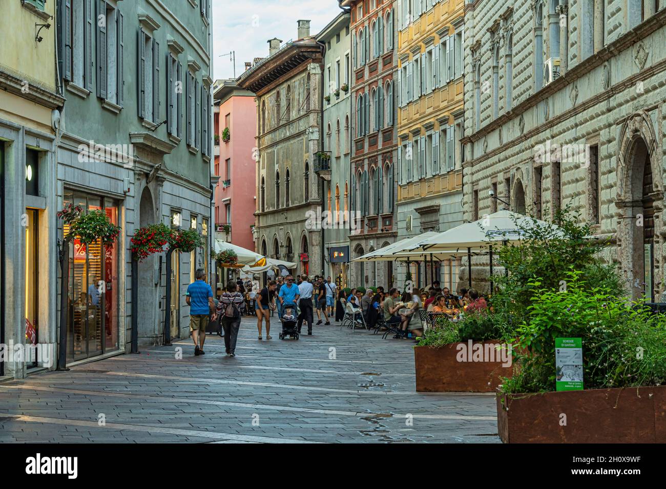 Fassaden von antiken Gebäuden im historischen Zentrum der Stadt Trient. Trient, autonome Provinz Trient, Trentino-Südtirol, Italien, Europa Stockfoto