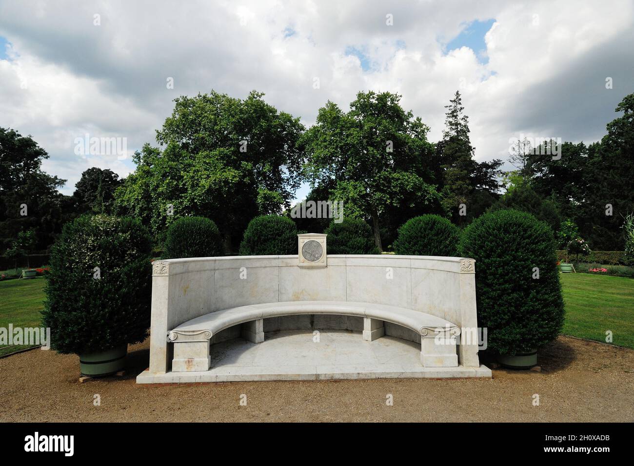 Park Schloss,Schloss Sanssouci Blauer Himmel Architektur Potsdam Brandenburg,Weltkulturerbe UNESCO Deutschland Europa Architektur, Barock, Bauen, sorglos, sorglos, Schloss, Jahrhundert, Kirche, evangelische Friedenskirche im Schlosspark sanssouci, Klassizismus, Kreuzgang, europa, berühmt, deutschland, historisch, Wahrzeichen, geschmückt, Palast, potsdam, preußen, Rokoko, sanssouci, Skulptur, Anblick, Sehenswürdigkeiten, Treppe, Treppe, Statue, Terrasse,Foto Kazimierz Jurewicz Stockfoto