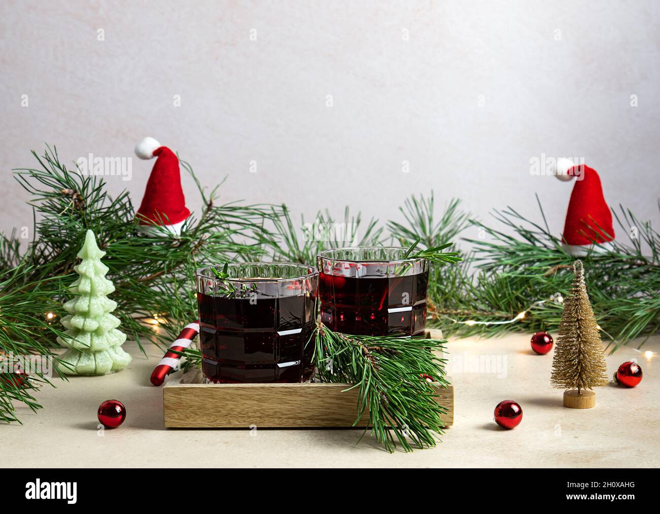 Weihnachtsboozy Cranberry Gin Cocktail oder Glühwein. Serviert auf dem Tisch mit Feiertagsdekoration Stockfoto