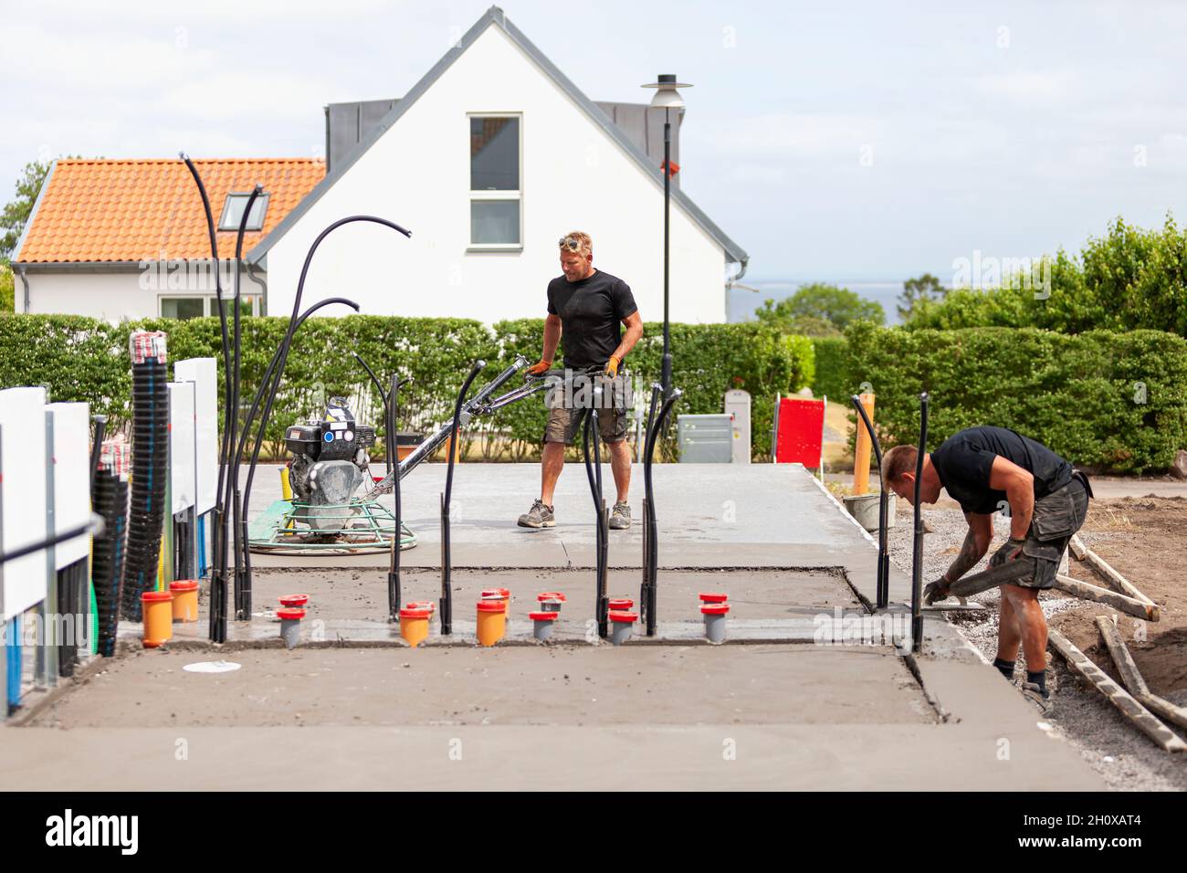 Männer, die Betonfundamente vorbereiten Stockfoto