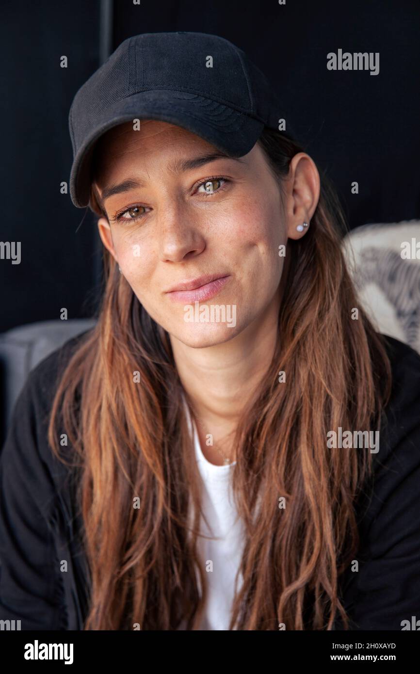 Porträt der lächelnde Frau, Blick in die Kamera Stockfoto