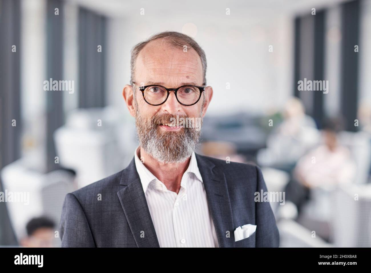 Porträt des Kaufmanns Blick in die Kamera Stockfoto
