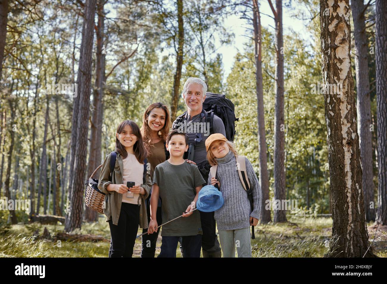 Lächelnde Familie im Wald Stockfoto