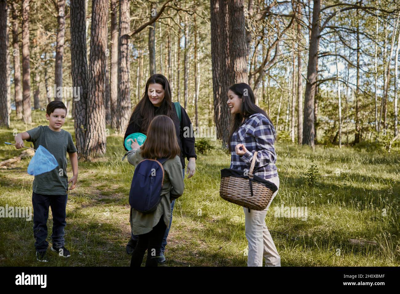 Familie mit Kindern zu Fuß im Wald Stockfoto