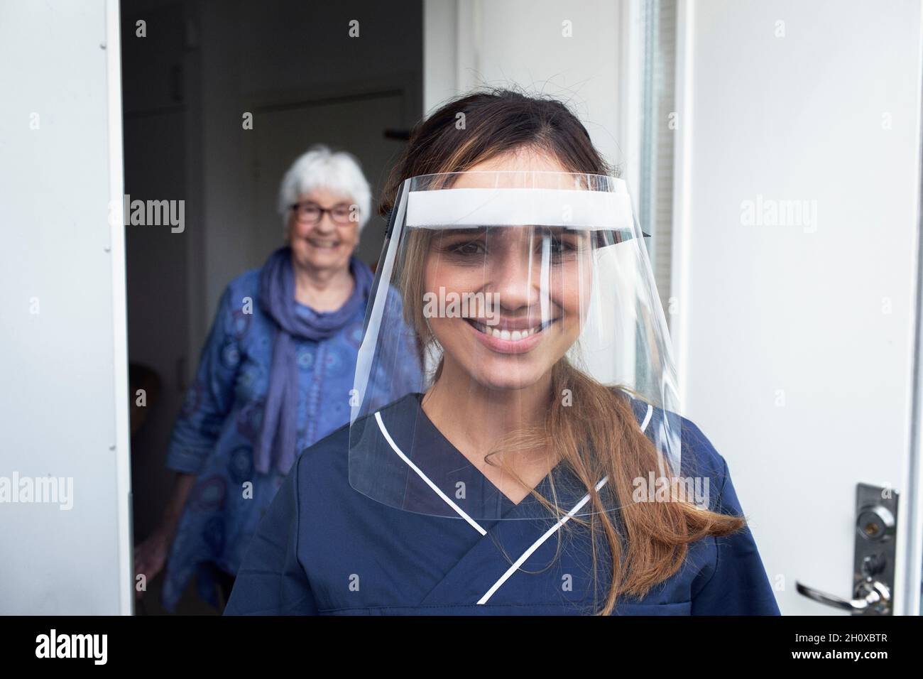 Krankenschwester mit Gesichtsschutz Stockfoto