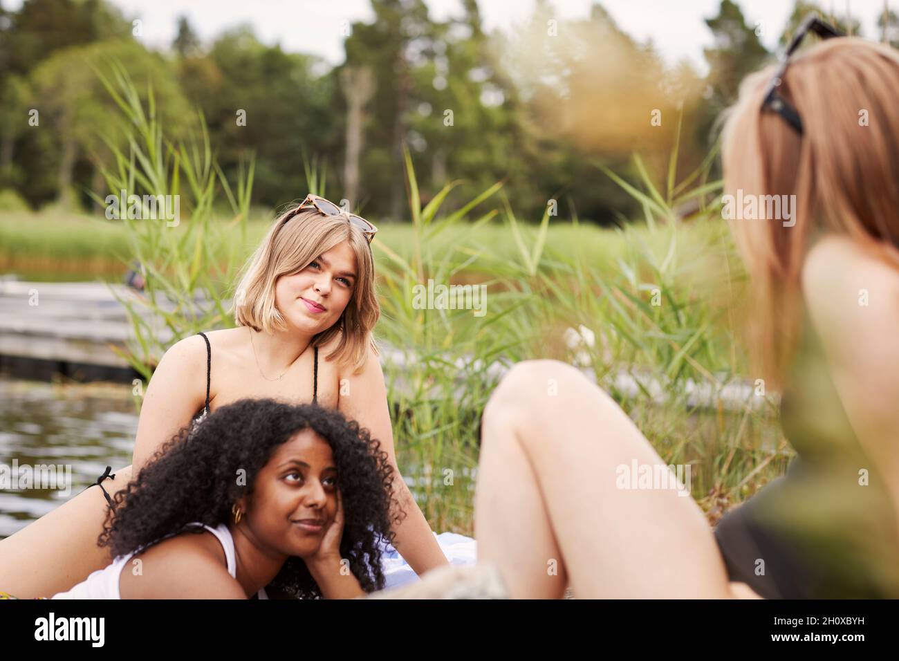 Gruppe von Freunden, die am See ausruhen Stockfoto
