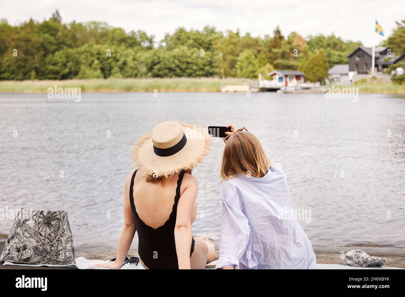 Zwei Freunde, die am See Selfie machen Stockfoto