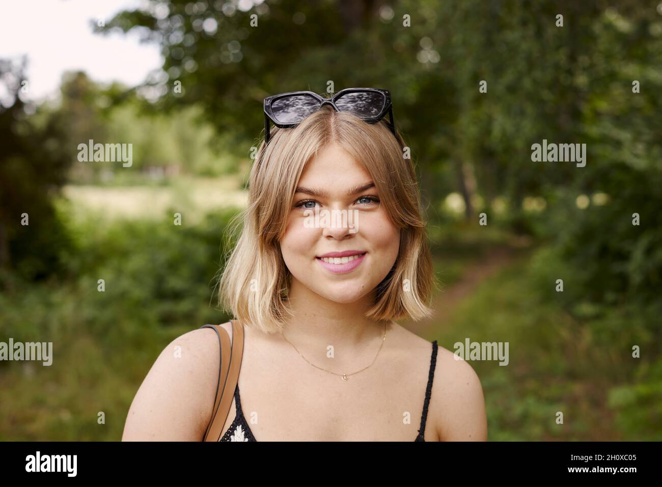 Porträt der jungen blonden Frau Stockfoto