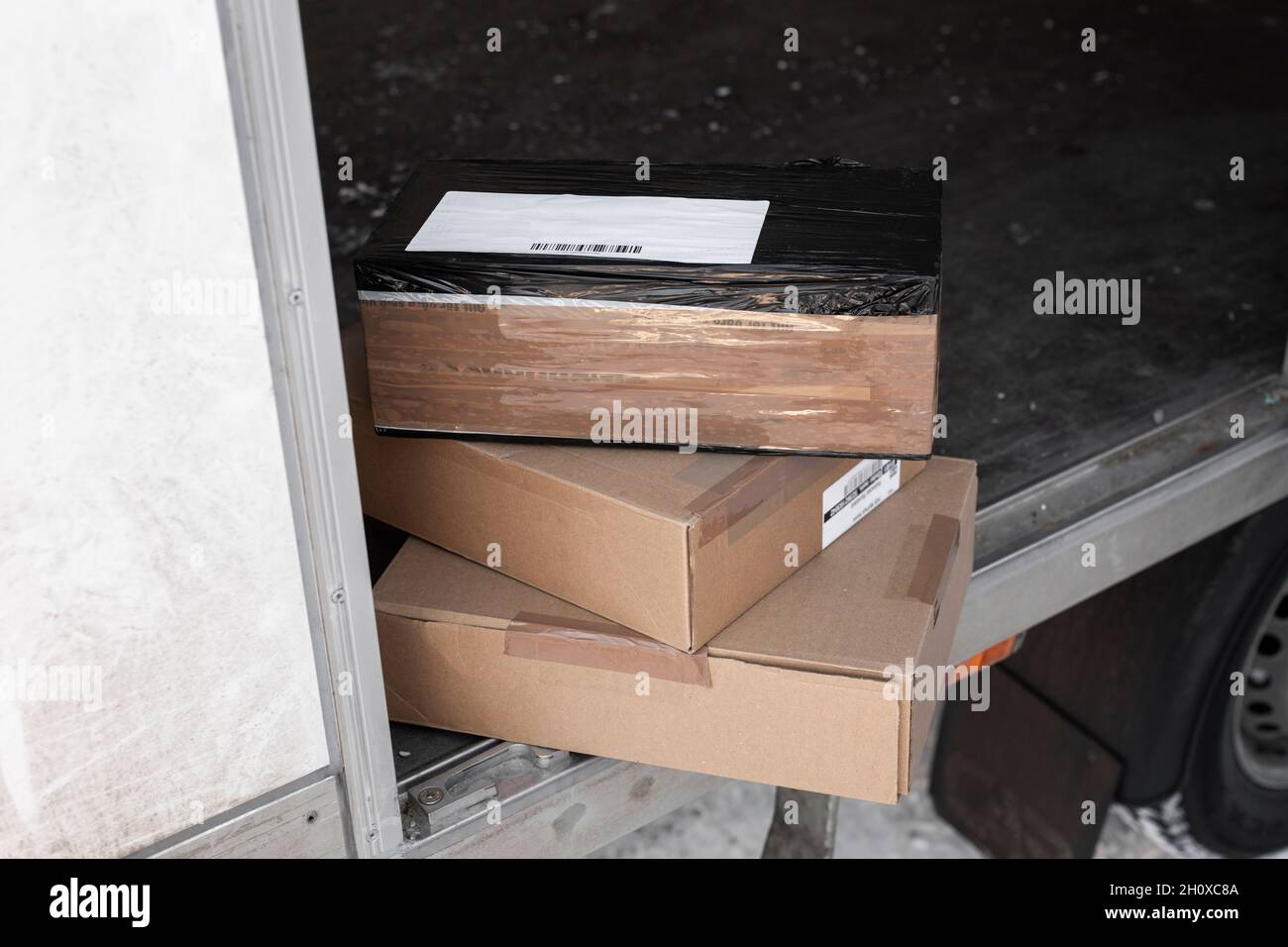 Pakete im LKW Stockfoto