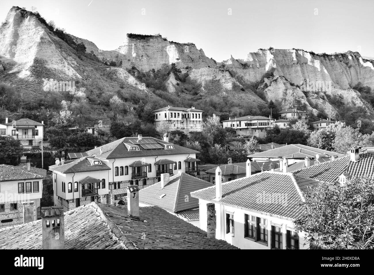 Melnik - die kleinste Stadt in Bulgarien, umarmt von den typischen Felsen der Gegend. Schöne Landschaft der kleinen Stadt aus einer hohen Sicht. Stockfoto