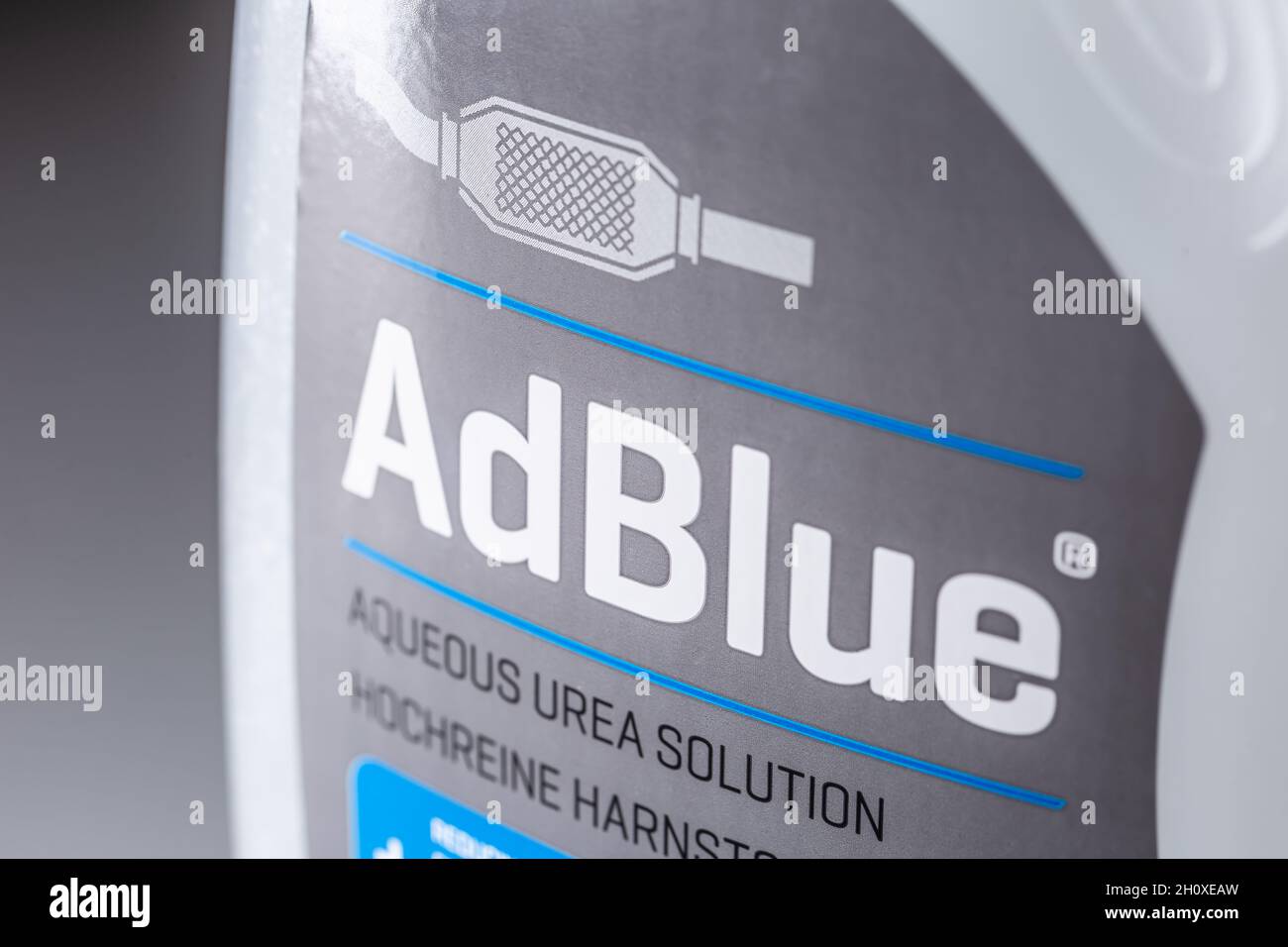 Prag Tschechische Republik - 15. Oktober 2021. Kanister mit ADBLUE-Logo und ein Fall über das Fehlen dieser Flüssigkeit in Dieselmotoren. Stockfoto