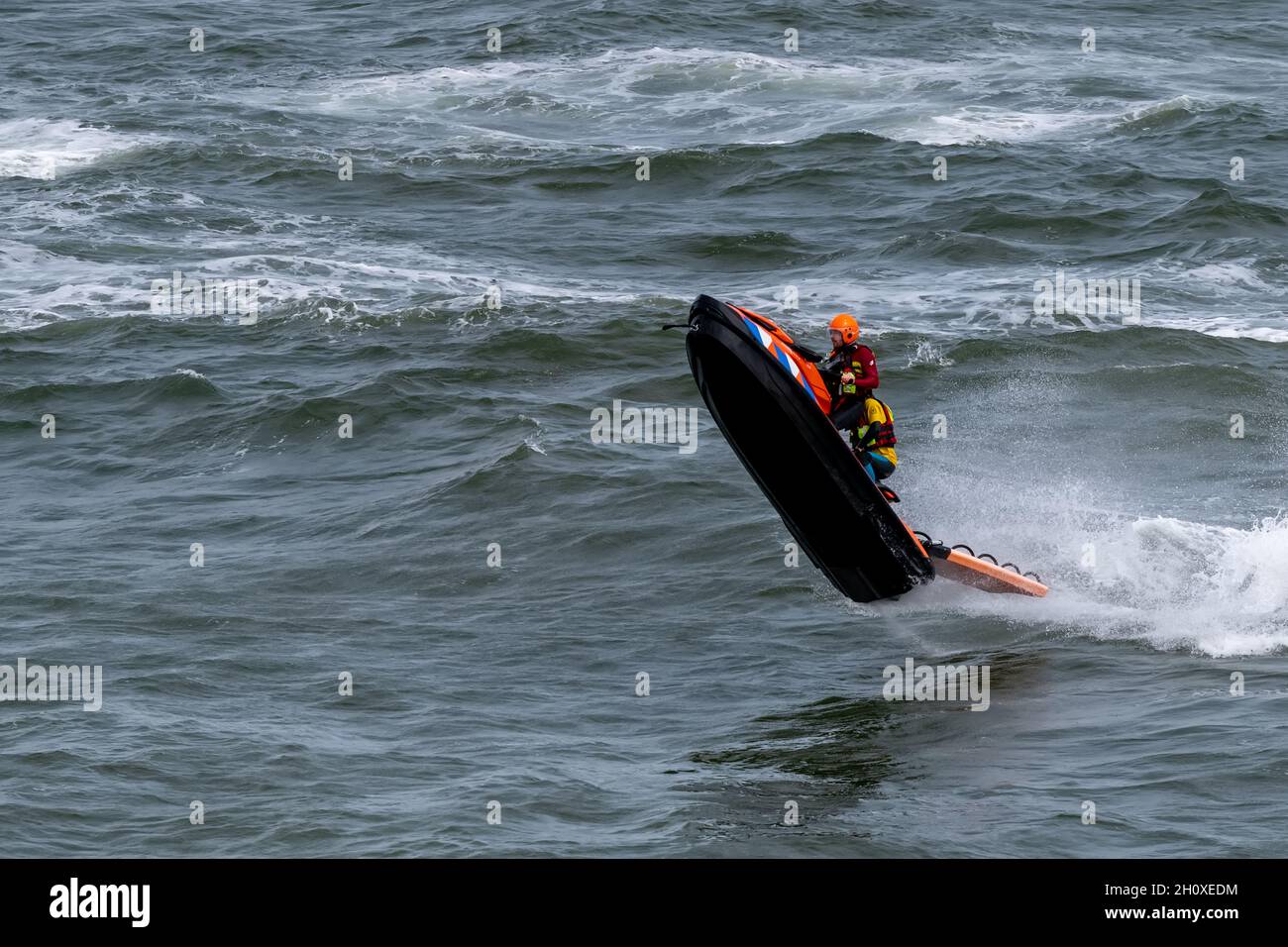 Eine Gruppe von Wachen reitet schnell auf einem wasserscouter, der über die Wellen fliegt, um sich auf dem kalten Wasser der Nordsee zu verführen Stockfoto