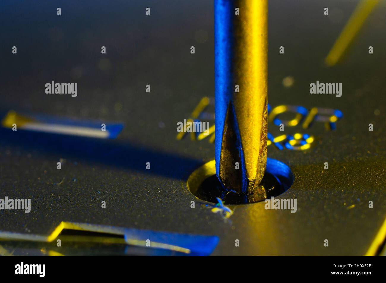 Kreuzschlitzschraubendreher entschrauben eine Schraube aus einem Aluminiumgehäuse, Nahaufnahme, Makroaufnahme Stockfoto