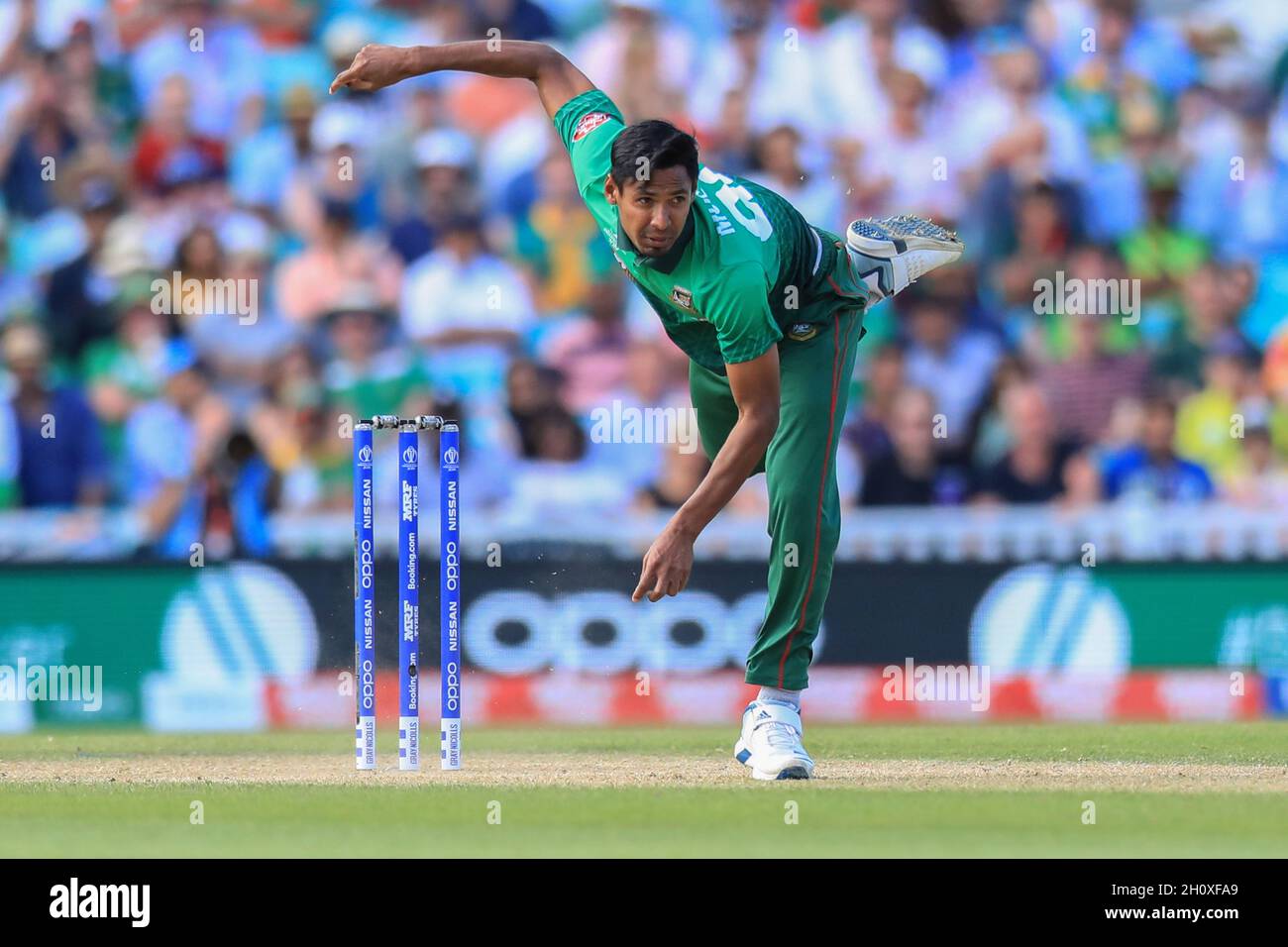 London, Großbritannien. Juni 2019. Der angladeschische Cricket-Spieler Mustafizur Rahman wurde während des 5. Spiels des ICC (International Cricket Council) Cricket World Cup zwischen Bangladesch und Südafrika auf dem Oval Cricket Ground in Großbritannien in Aktion gesehen. Bangladesch gewann mit 21 Läufen. (Foto von MD Manik/SOPA Images/Sipa USA) Quelle: SIPA USA/Alamy Live News Stockfoto