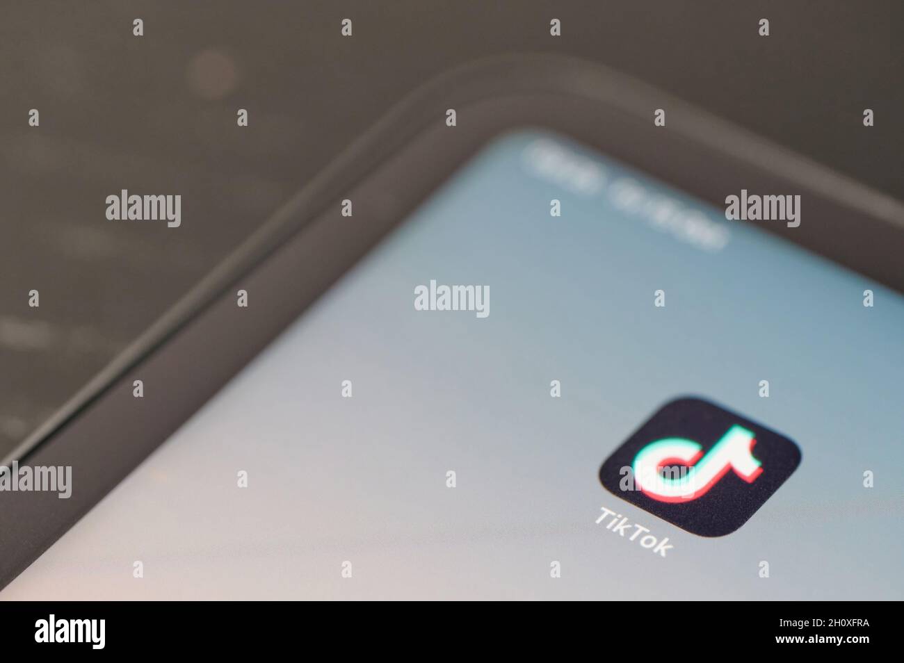 New york, USA - Oktober 15 2021: TIK TOK Social App-Symbol auf dem Smartphone-Bildschirm Nahaufnahme Stockfoto