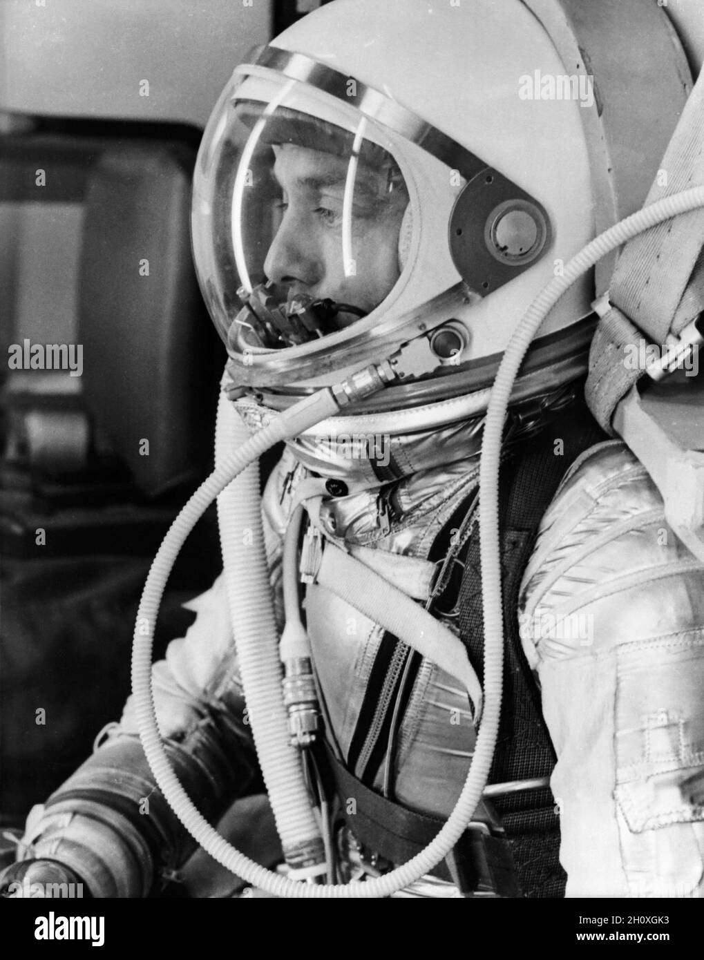 (5. Mai 1961) --- Seitenansicht des Astronauten Alan B. Shepard Jr. in seinem Druckanzug, mit geschlossenem Helm, für den Mercury-Redstone 3 (MR-3)-Flug, den ersten bemannten amerikanischen Raumfahrt. Stockfoto