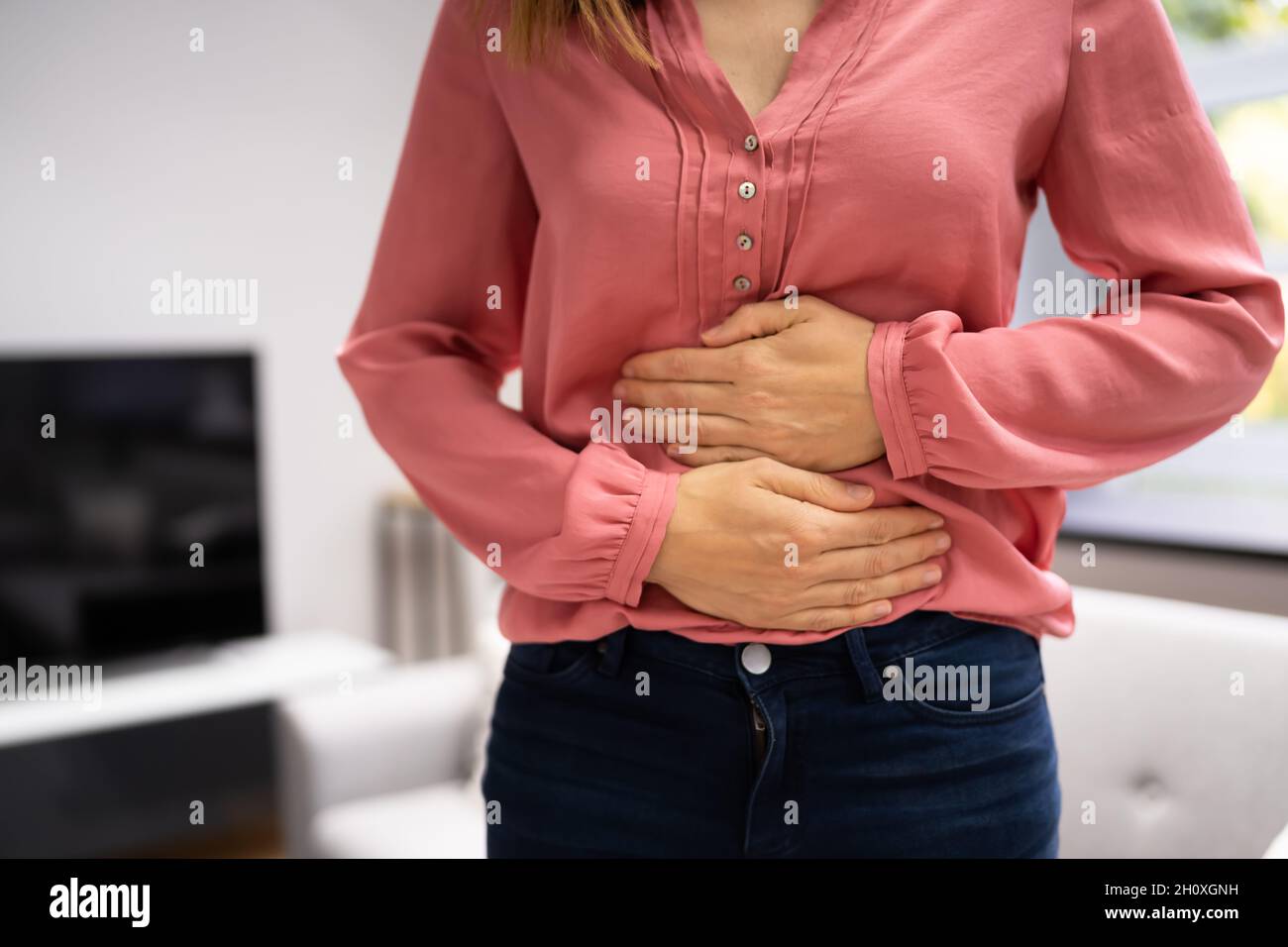 Kranke Frau mit Bauchschmerzen und PMS-Periode Stockfoto