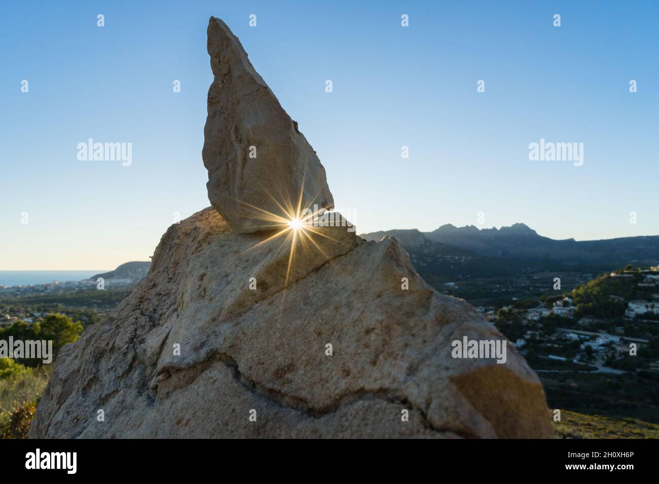 Sonnenstrahlen blauer Himmel und harte Felsen in der mediterranen Berglandschaft Spaniens Stockfoto