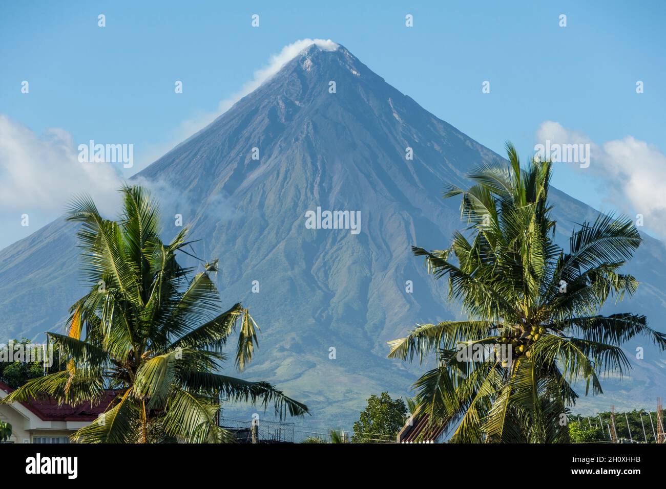 Mount Mayon, der aktivste Stratovulkan der Philippinen. Von der Stadt Legazpi, Provinz Albay, Bicol Region, Insel Luzon aus gesehen Stockfoto