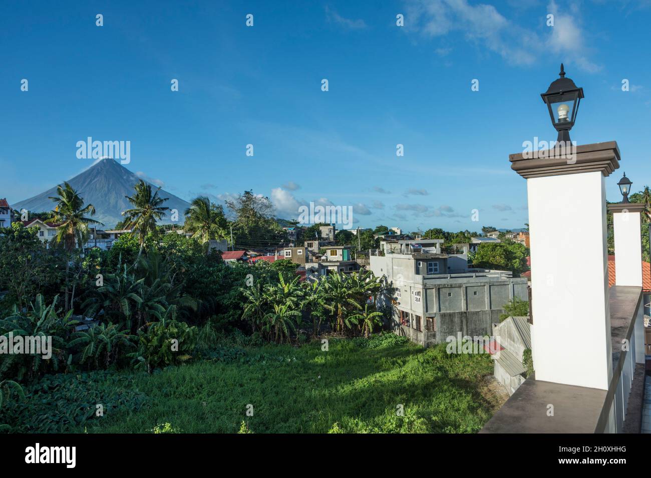 Mount Mayon, der aktivste Stratovulkan der Philippinen. Von der Stadt Legazpi, Provinz Albay, Bicol Region, Insel Luzon aus gesehen Stockfoto