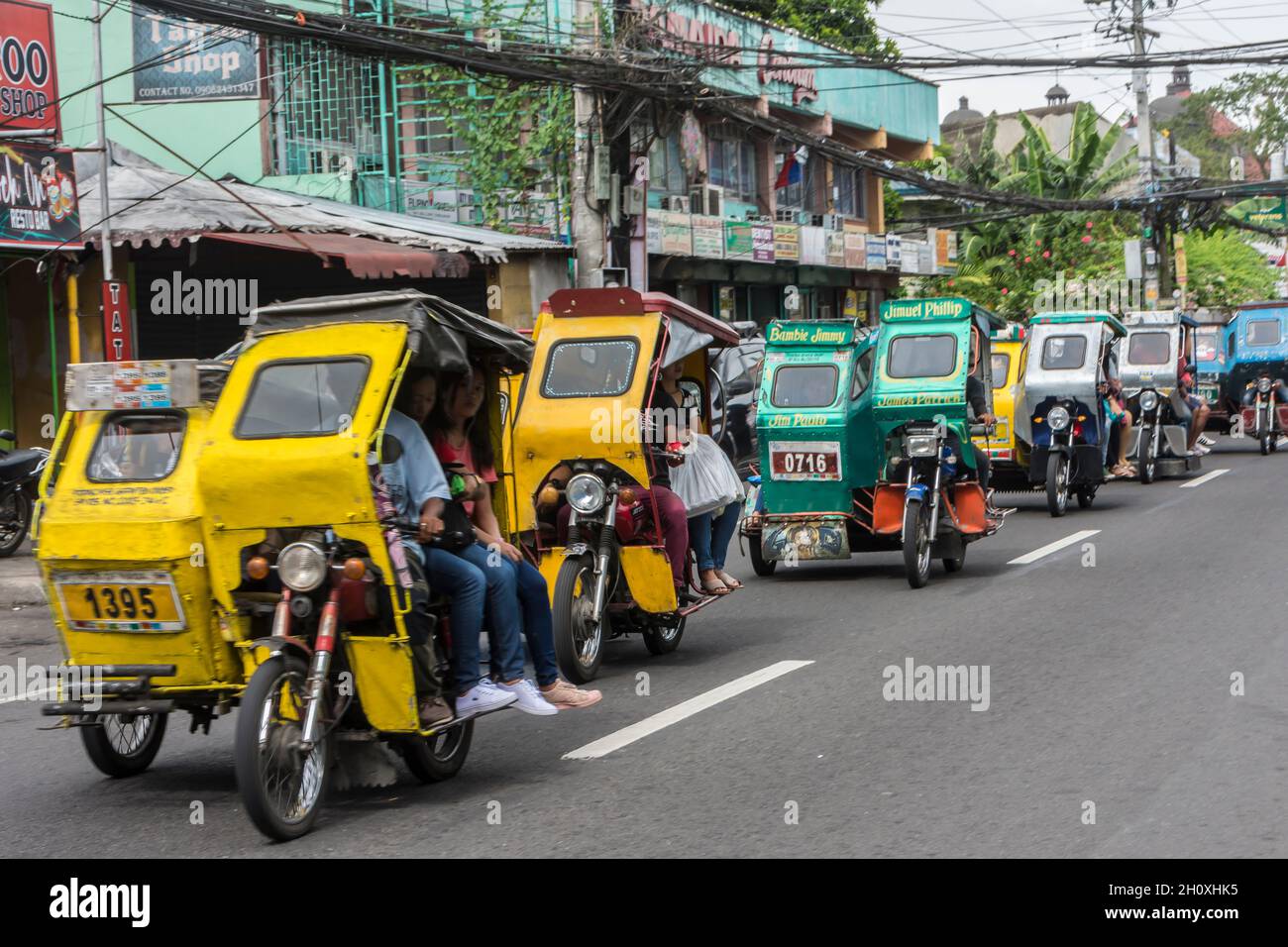 Eine Reihe von Motortaxis in den Straßen von Naga City, Bicol Region, Philippinen Stockfoto