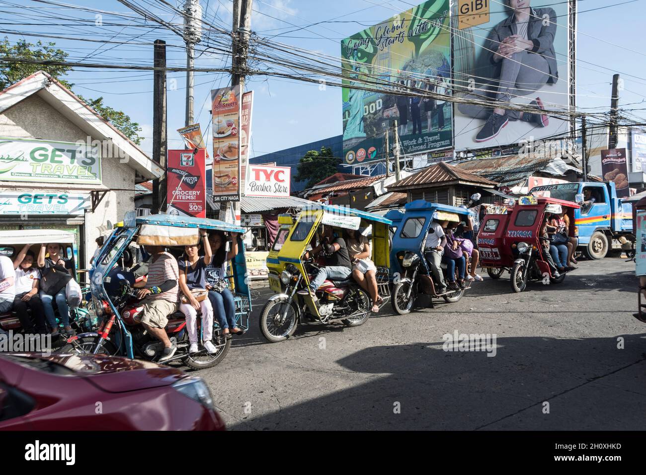 Eine Reihe von Motortaxis in den Straßen von Naga City, Bicol Region, Philippinen Stockfoto