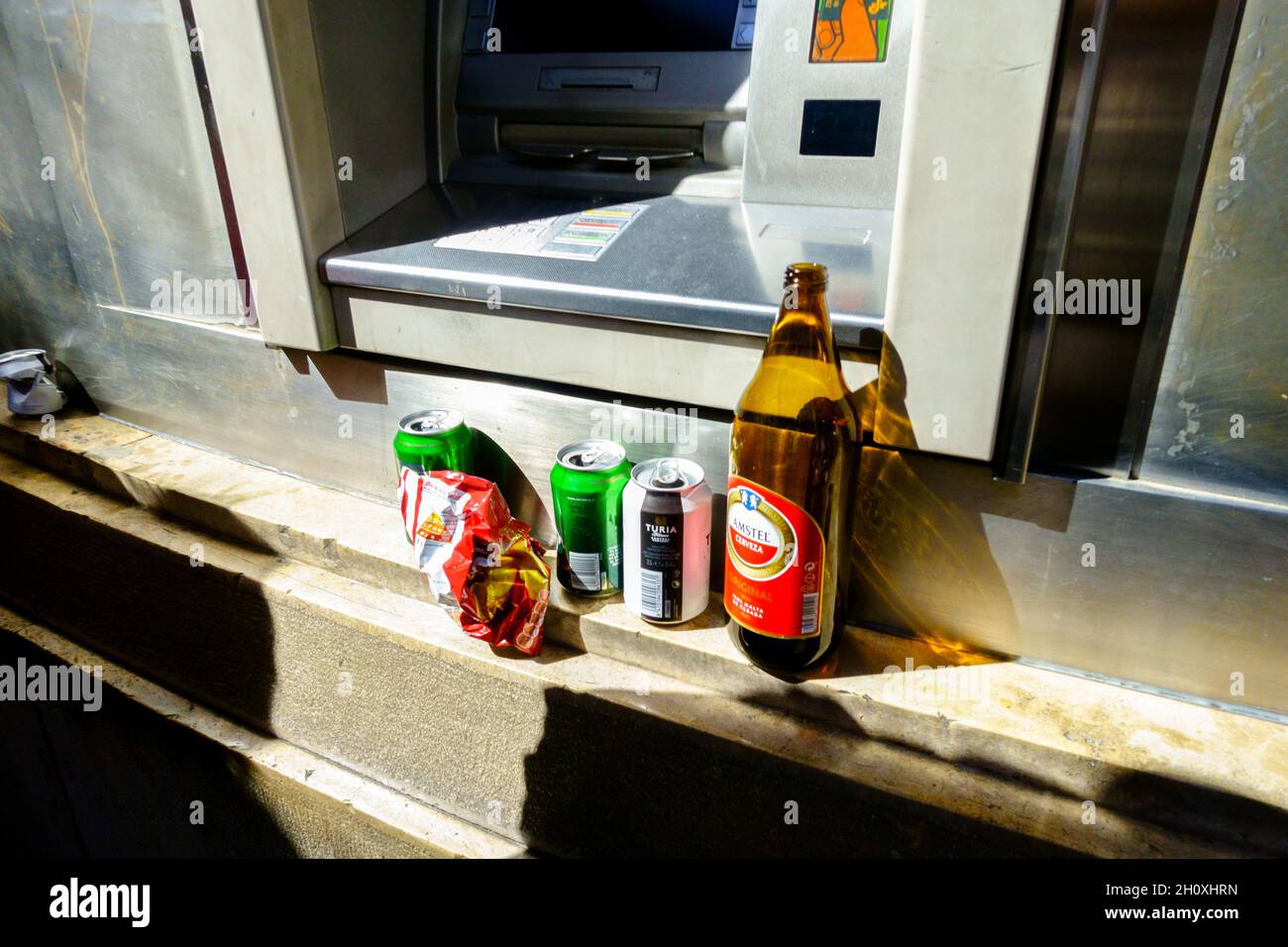 Spanien geldautomat Stillleben mit Bierdosen Flasche Stockfoto