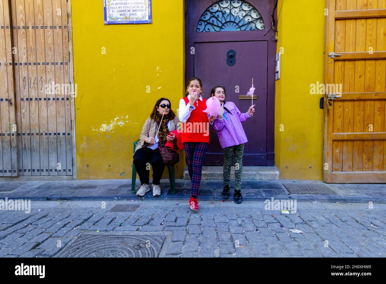 Zwei Mädchen mit Zuckerwatte in den Straßen von El Carmen, Valencia, Spanien Stockfoto