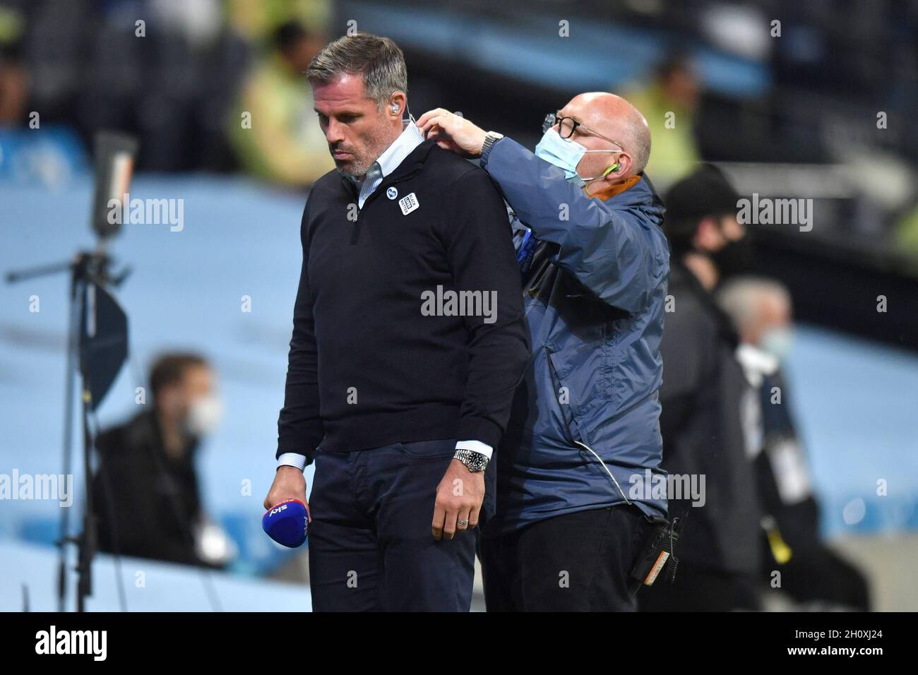 TV-Moderator Jamie Carragher während des Spiels der Premier League im Etihad Stadium, Manchester. Stockfoto