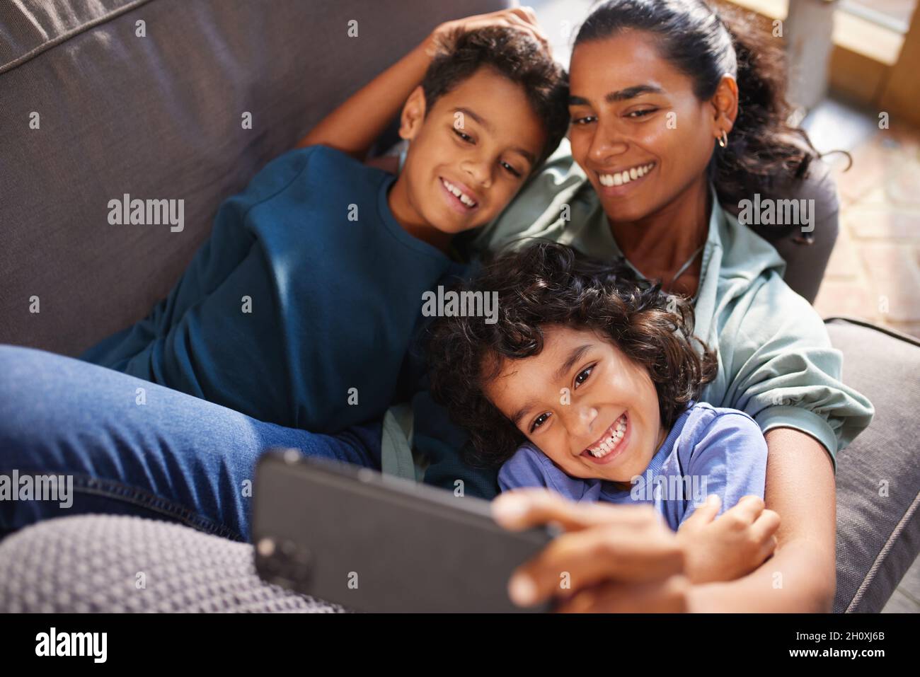 Mutter und Söhne beim Selfie am Telefon Stockfoto