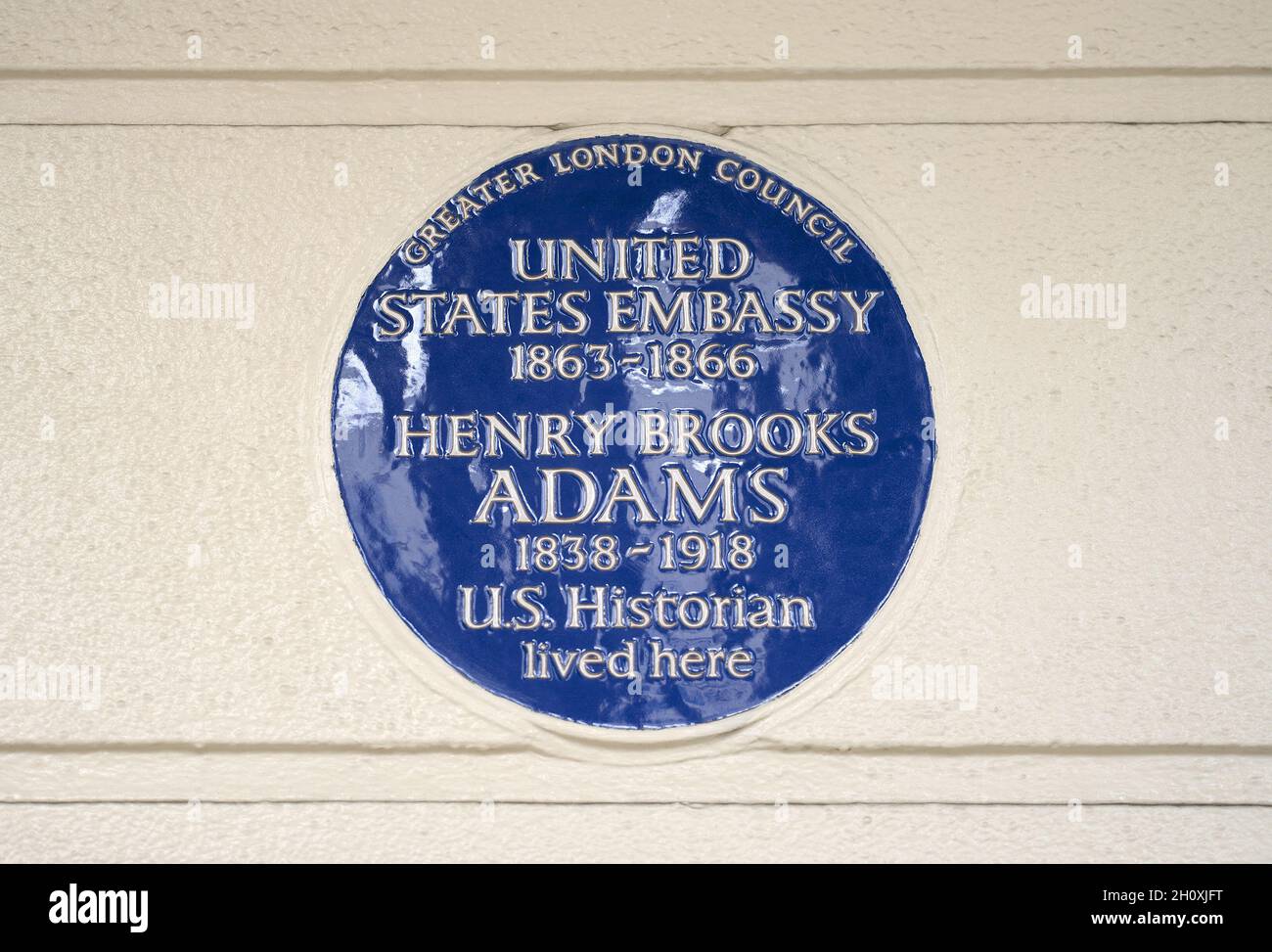 London, Großbritannien. Gedenktafel: 'Botschaft der Vereinigten Staaten 1863-1866. Henry Brooks Adams 1838-1918 der US-Historiker lebte hier am 98 Portland Place, Westmi Stockfoto