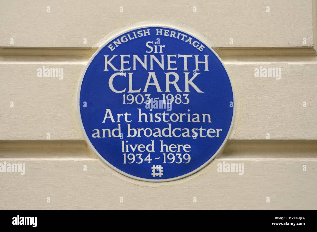 London, Großbritannien. Gedenktafel: 'Sir Kenneth Clark 1903–1983 Kunsthistoriker und Sender lebten hier 1934–1939' am 30 Portland Place, Marylebone Stockfoto