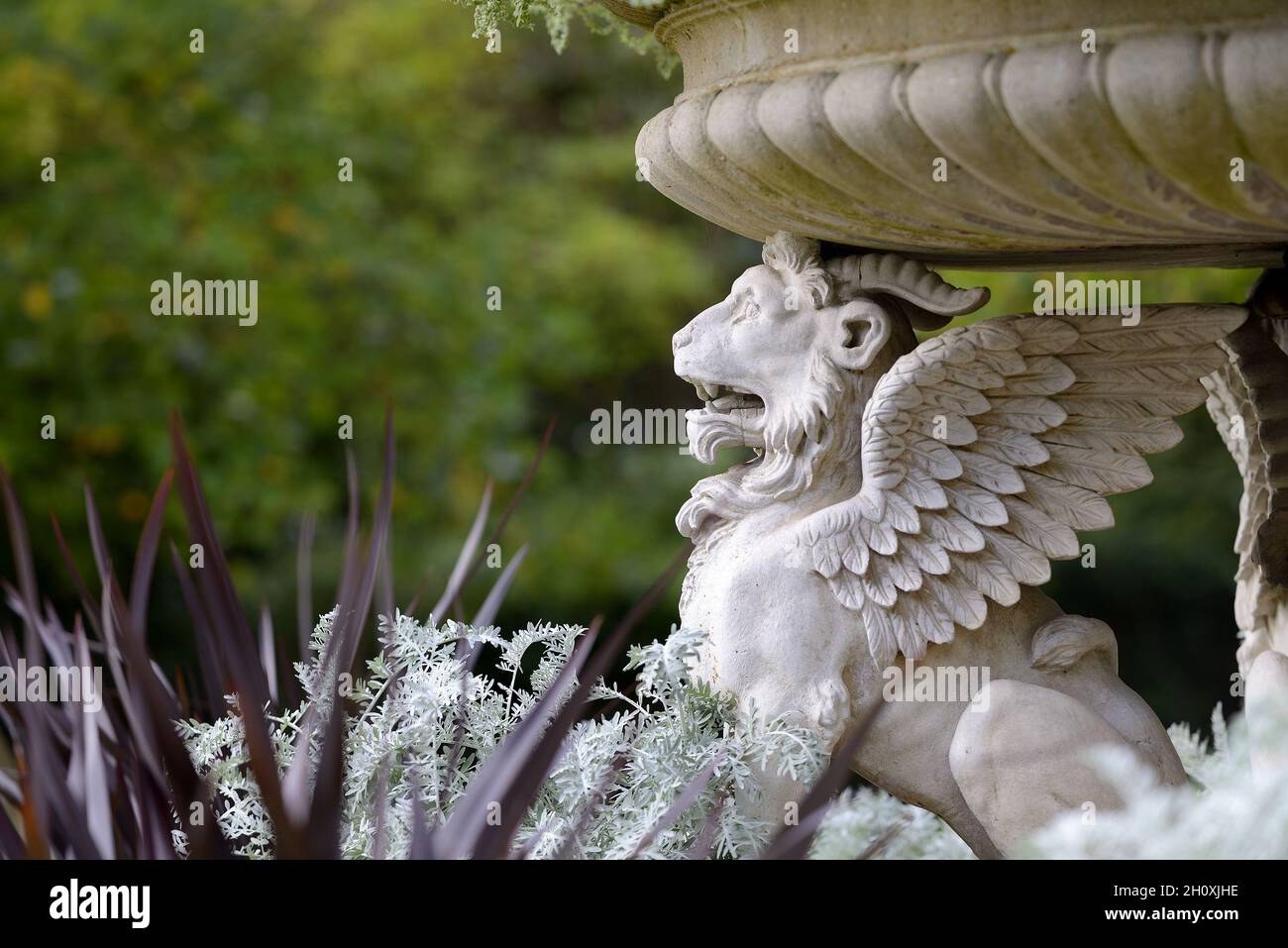 London, England, Großbritannien. Regent's Park: Griffin Tazza / Lion Vase (Austin und Seely: 1863) Stockfoto