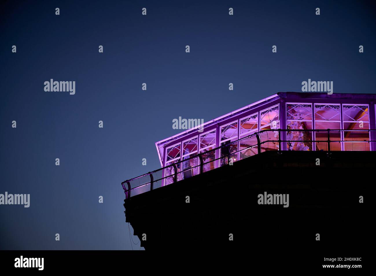 Beleuchteter Pavillon am Ende des Seebrücke in der Abenddämmerung Stockfoto