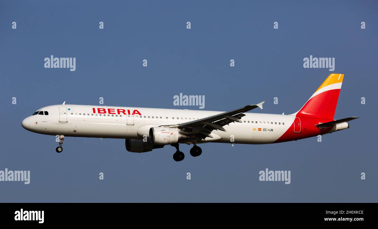 Flugzeug Iberia Airline landet auf der Start- und Landebahn in einem Flughafen El Prat in Barcelona Stockfoto