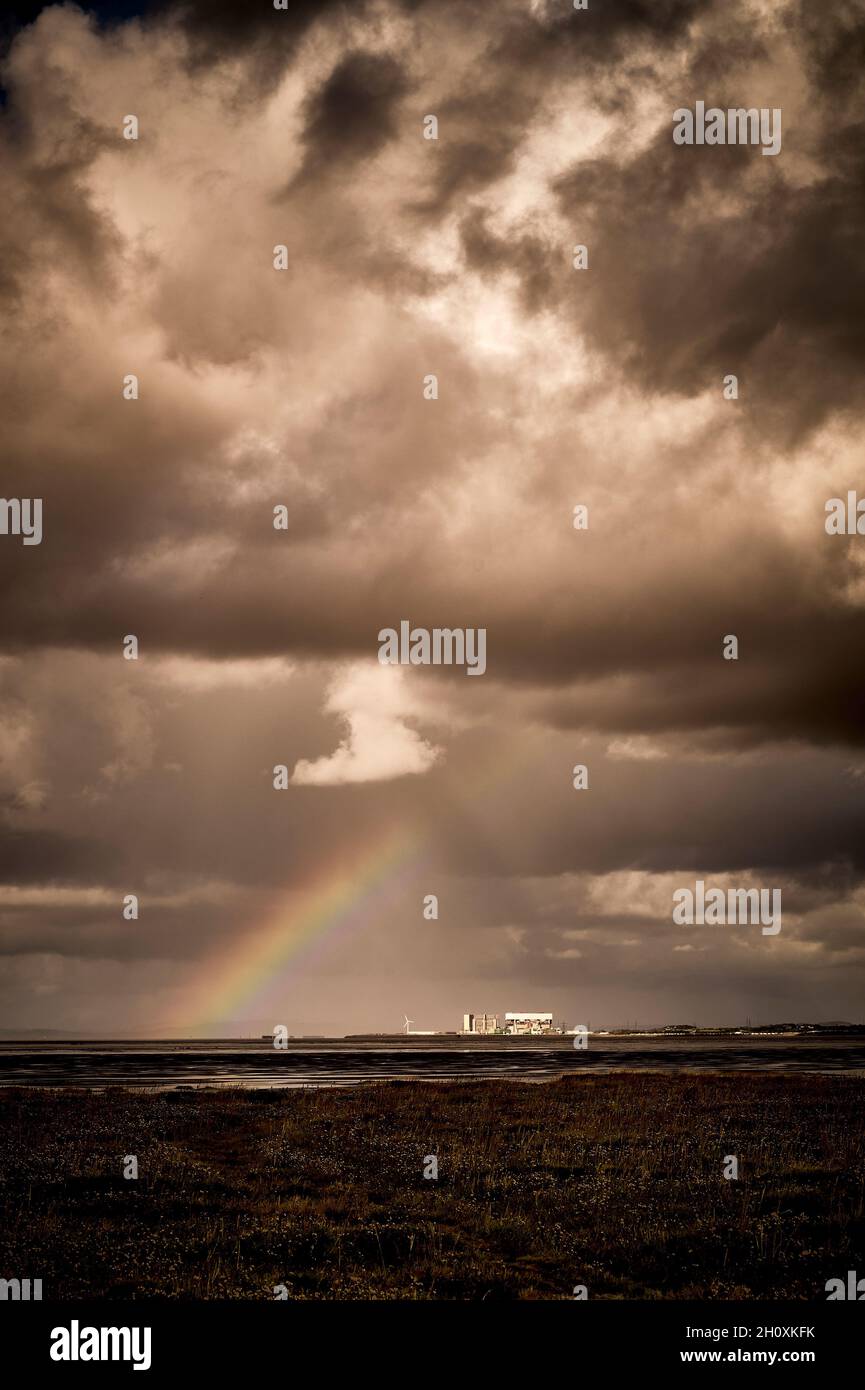 Regenbogen über dem Kernkraftwerk Heysham am stürmischen Tag in der Morecambe Bay Stockfoto