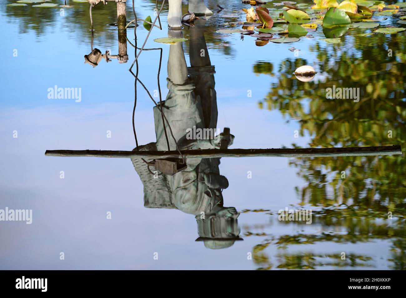 Reflexion im Teichwasser der Shrimper-Skulptur in Lowther Gardens, Lytham Stockfoto