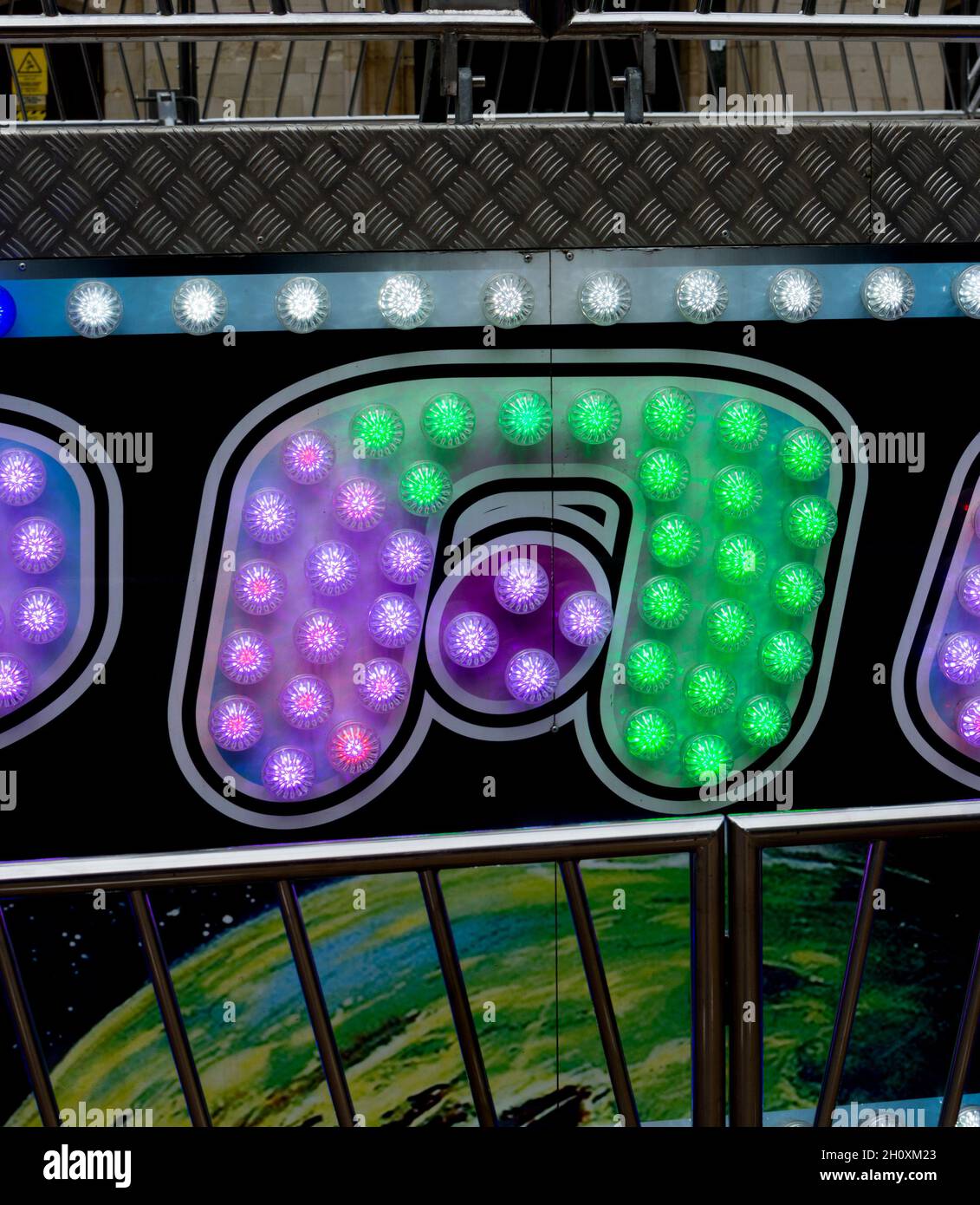 Beleuchteter Buchstabe A auf der Banbury Michaelmas Mop Fair, Oxfordshire, Großbritannien Stockfoto