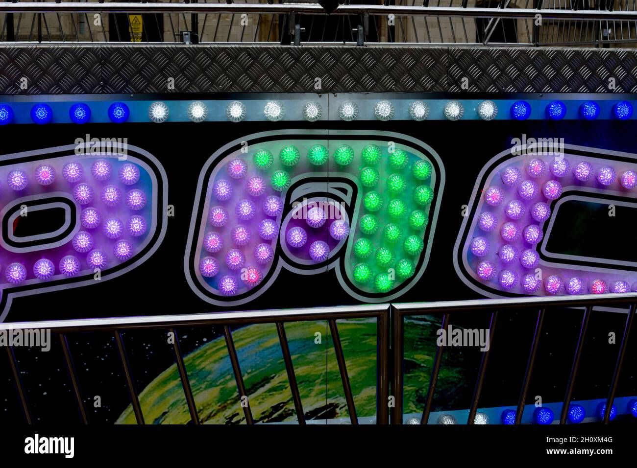 Beleuchtete Schriftzüge auf einer Fahrt auf der Banbury Michaelmas Mop Fair, Oxfordshire, Großbritannien Stockfoto