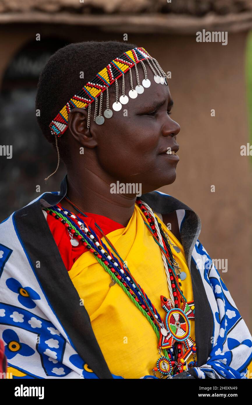 Porträt einer Masai-Frau, in traditioneller Kleidung. Masai Mara National Reserve, Kenia. Stockfoto