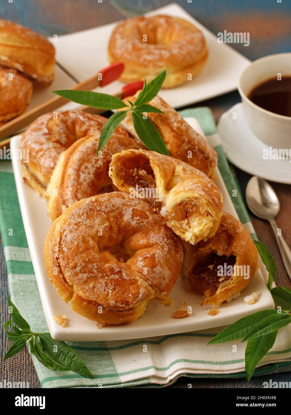 Blätterteig-Donuts gefüllt mit Kürbismarmelade. Stockfoto