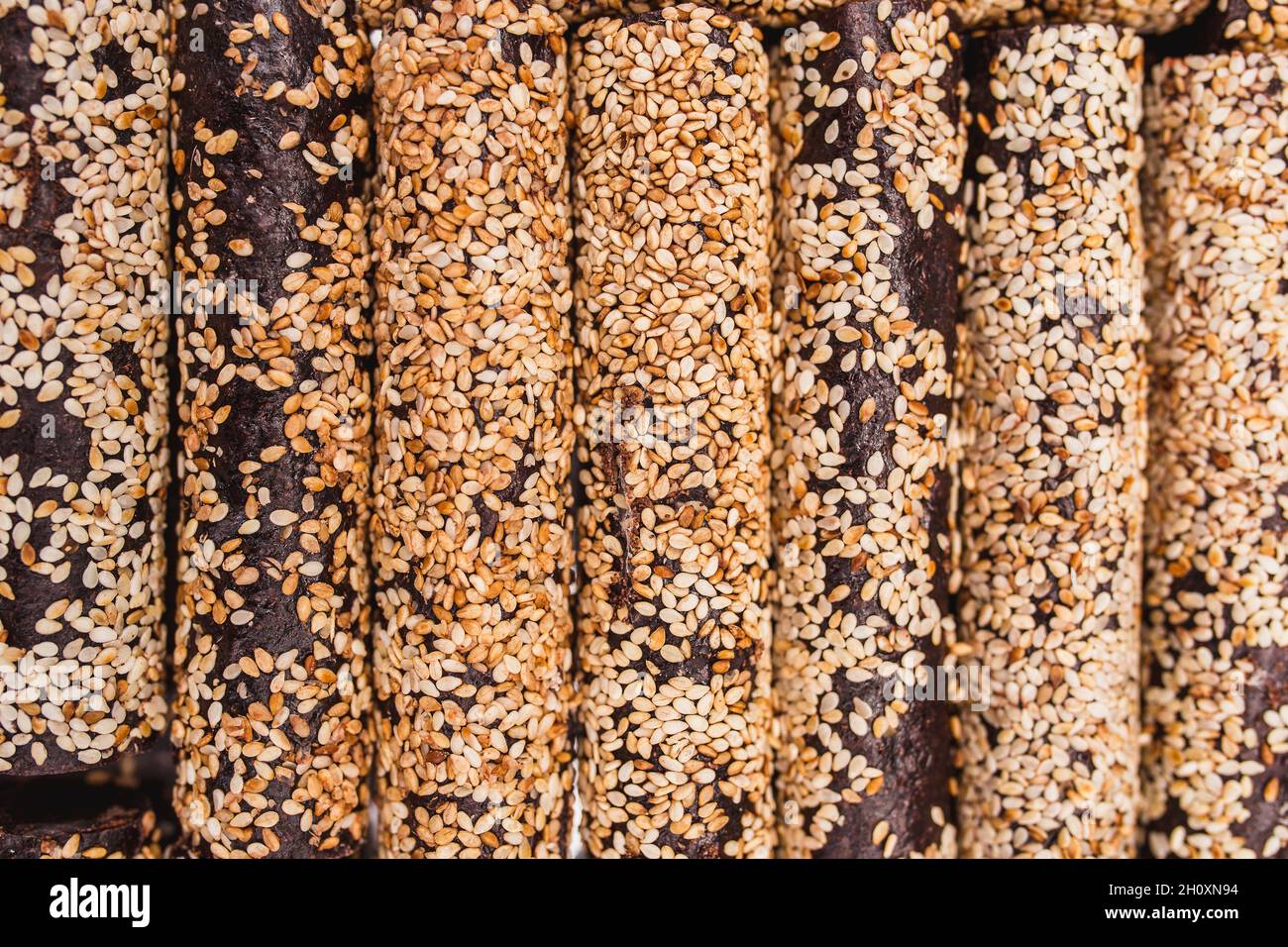 Kochen von Moorsalbe aus Fruchtpüree - dünne getrocknete Blätter und Dessert aus ihnen - Sesamnüsse und getrocknete Früchte Stockfoto