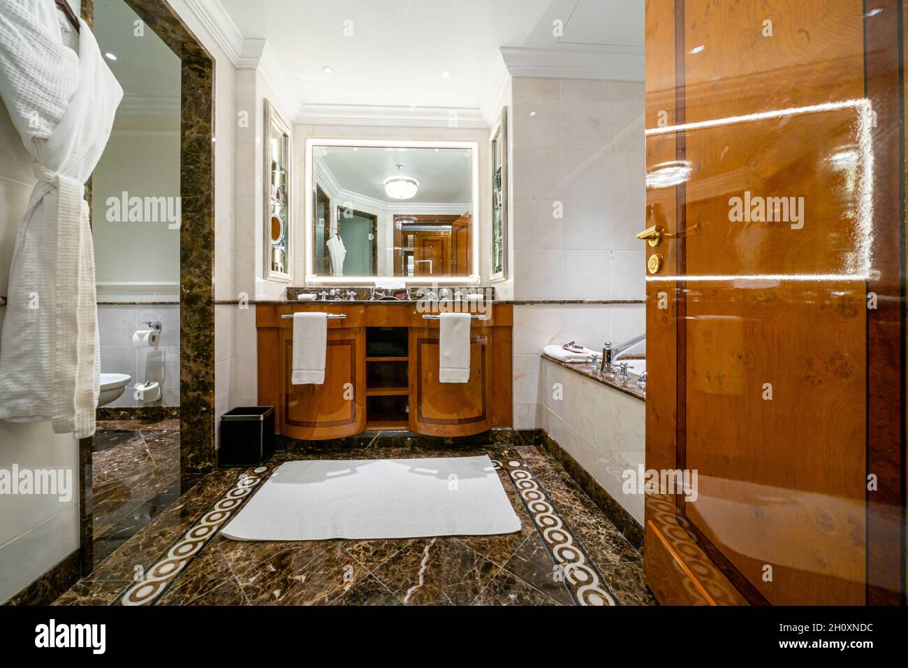 Interieur mit luxuriösem Badezimmer in Marmor, mit zwei Waschbecken, großem Spiegel und Accessoires, Luxusunterkunft im Ritz Carlton Moscow Hote, Russland Stockfoto